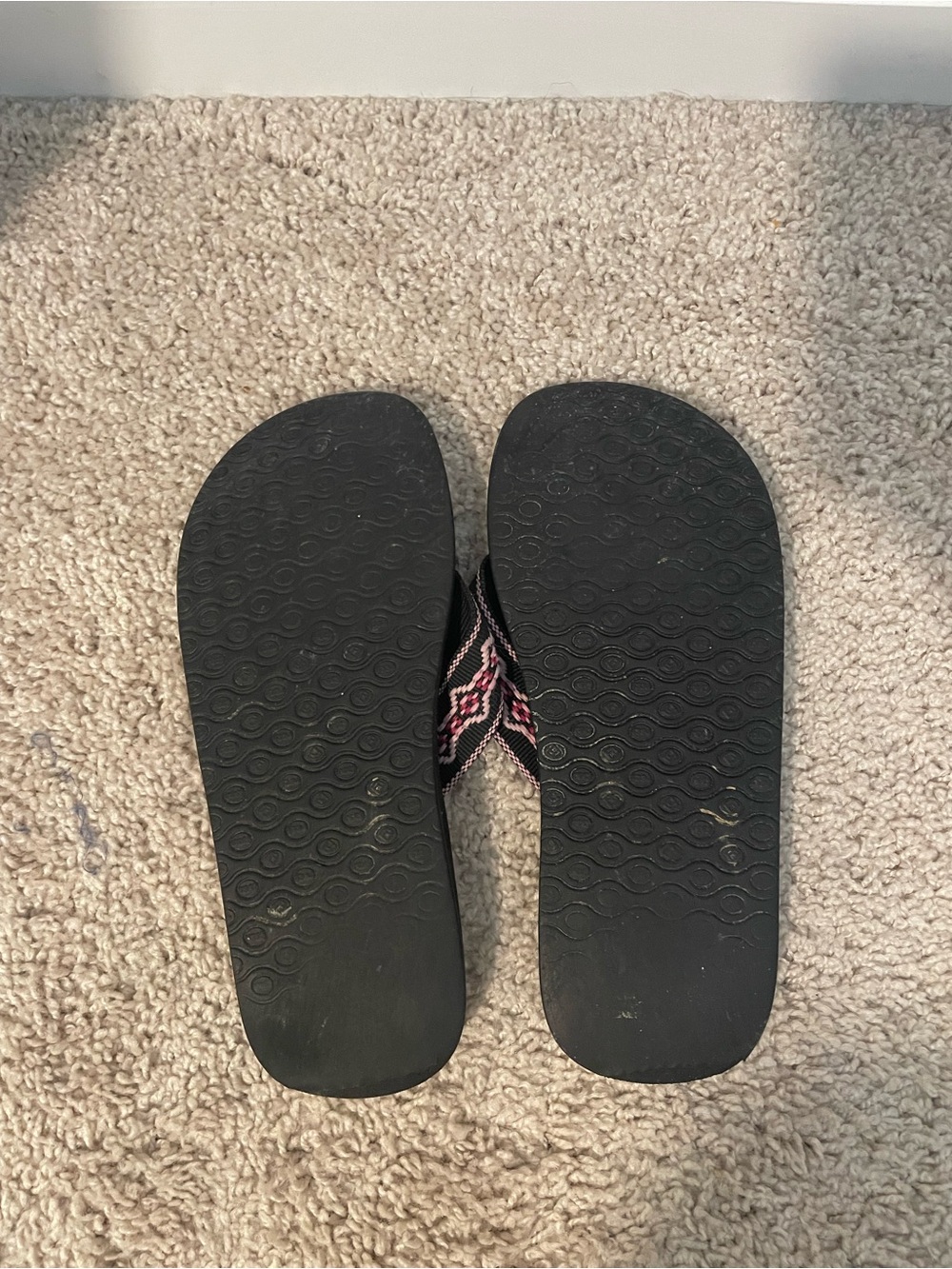 Reef Women’s Black Flip-Flops with Pink Patterned Straps - Picture 4 of 4